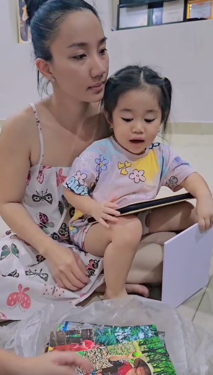 Bà xã Lê Dương Bảo Lâm lộ rõ sự buồn bã khi nghe con gái nói. 