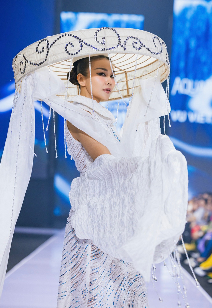 Thanh Hằng xuất hiện vai trò vedette ở Tuần lễ thời trang đã nhanh chóng thu hút sự chú ý của công chúng. 