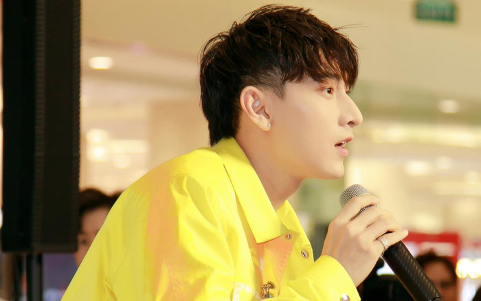 Isaac gặp sự cố rớt tai nghe trong lúc trình diễn trên sân khấu, cách xử lý ra sao? Ảnh 2