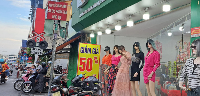 Để duy trì hoạt động, nhiều chủ cửa hàng đã áp dụng các hoạt động khuyến mãi nhưng vẫn không hiệu quả. Ảnh: báo Giao Thông
