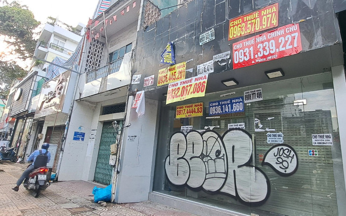 Kinh doanh ế ẩm, nhiều cửa hàng ở phố thời trang sôi động nhất TP.HCM phải trả mặt bằng Ảnh 2