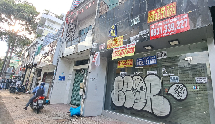 Nhiều cửa hàng trả mặt bằng vì tình hình kinh doanh ế ẩm. Ảnh: báo Giao Thông