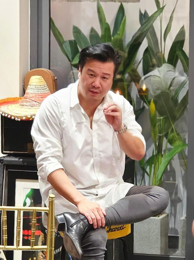 Phong độ của Thanh Bùi hiện tại có nhiều thay đổi so với quá khứ, đuôi mắt cũng có nhiều nếp nhăn hơin do 'bào mòn' của thời gian.