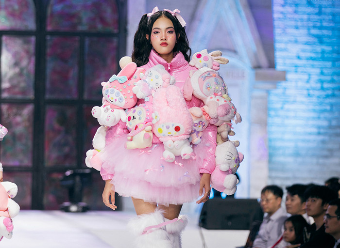 Mẫu trẻ Jessica Thạch tự tin sải bước trên những sàn diễn thời trang lớn.