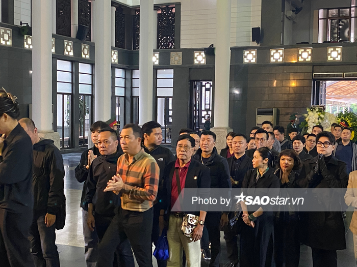 Ca sĩ Đinh Mạnh Ninh (ở ngoài cùng bìa trái ảnh) âm thầm đến viếng cố nhạc sĩ Xuân Phương