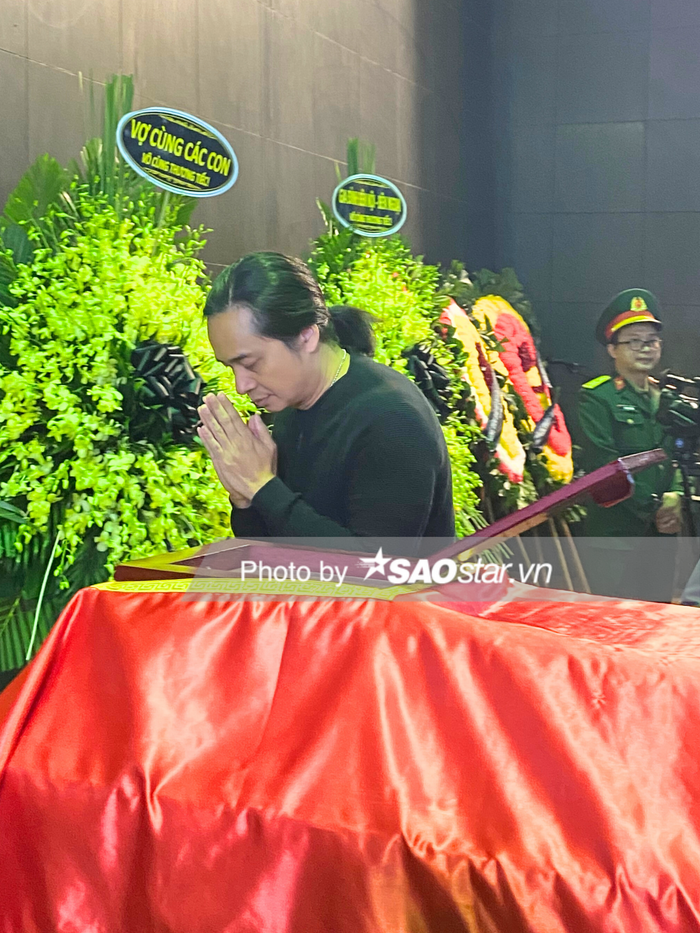 Guitar list Trần Hùng của nhóm nhạc Bức Tường