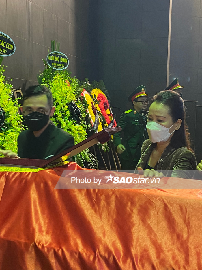 Ca, nhạc sĩ Giáng Sol rưng rưng nước mắt khi ngắm nhìn cố nhạc sĩ Xuân Phương lần cuối