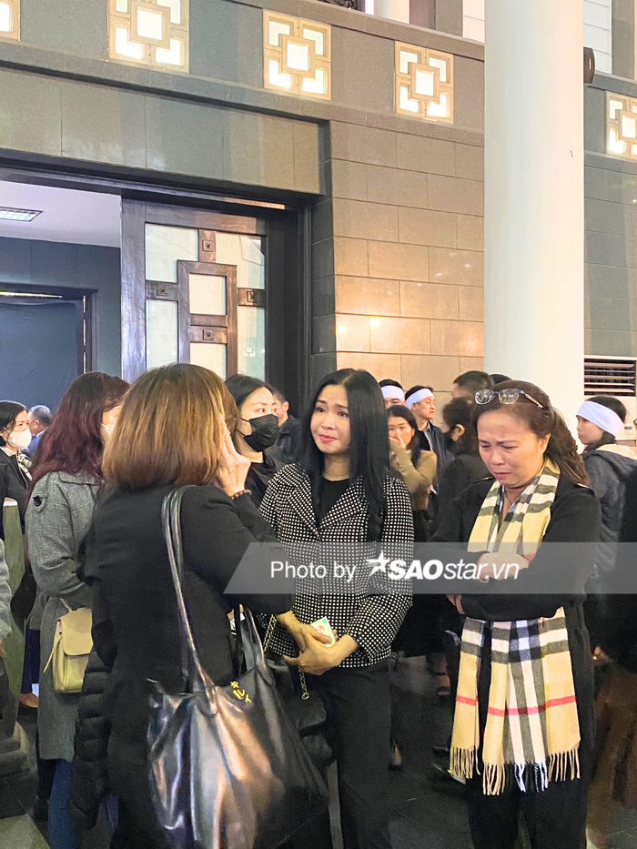 MC Châu Anh bật khóc khi lắng nghe những tâm sự của người thân, bạn bè của cố nhạc sĩ Xuân Phương