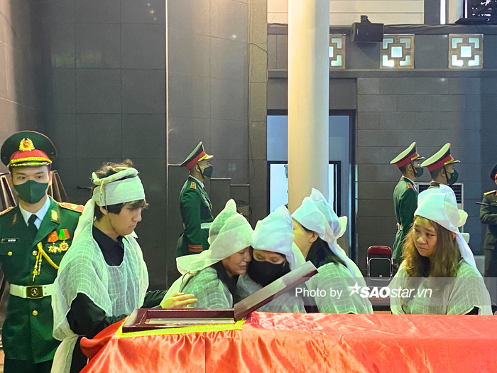 Các thành viên của cố nhạc sĩ Xuân Phương đều khóc nức nở trước linh cữu