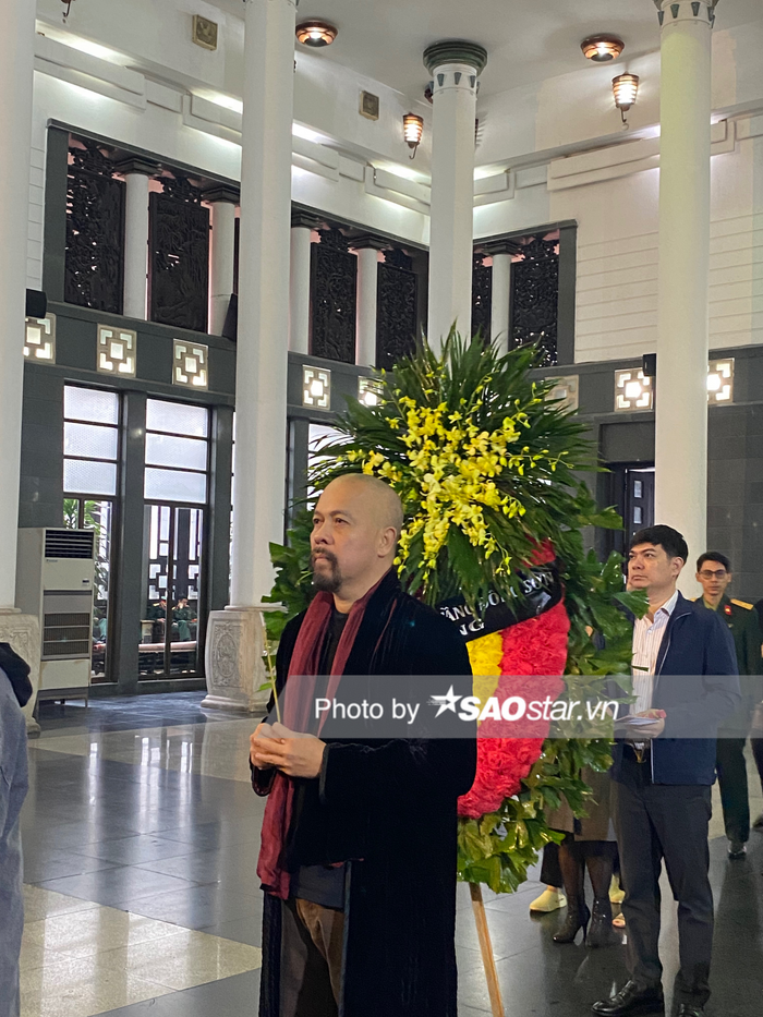 Nhà thiết kế Đức Hùng trầm tư khi chuẩn bị thắp hương cho cố nhạc sĩ Xuân Phương