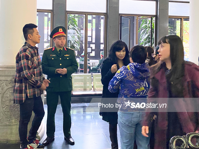 Ca sĩ Tuấn Hưng chủ động hỏi thăm, trò chuyện với đồng nghiệp thân thiết của cố nhạc sĩ Xuân Phương