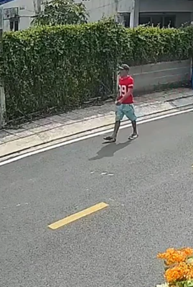 Chiếc áo màu đỏ Tuấn mặc lúc lảng vảng quanh hiện trường được camera an ninh ghi lại