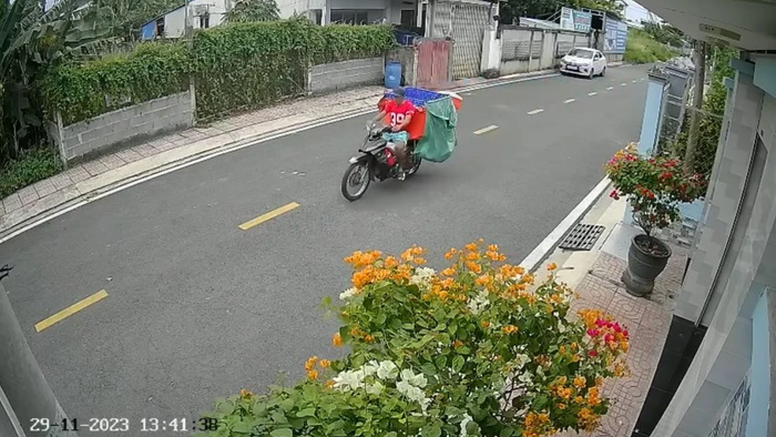 Hành động trộm xe máy của shipper bị camera an ninh ghi lại