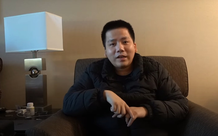 Khoa Pug vô tình để lộ chân dung nữ cameraman khi về Việt Nam, diện mạo ra sao? Ảnh 2