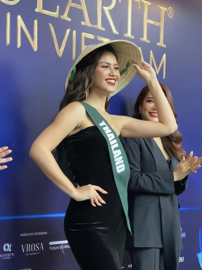 Lan Anh khoe visual rực rỡ ngày nhận sash đọ sắc cùng đối thủ, đây có phải Top 3 Miss Earth? Ảnh 4