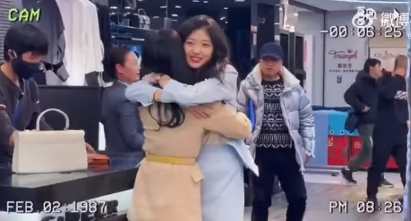 Triệu Lệ Dĩnh lộ clip ôm ấp thân mật một đàn em, soi ra mới thấy là nhân vật đặc biệt Ảnh 2