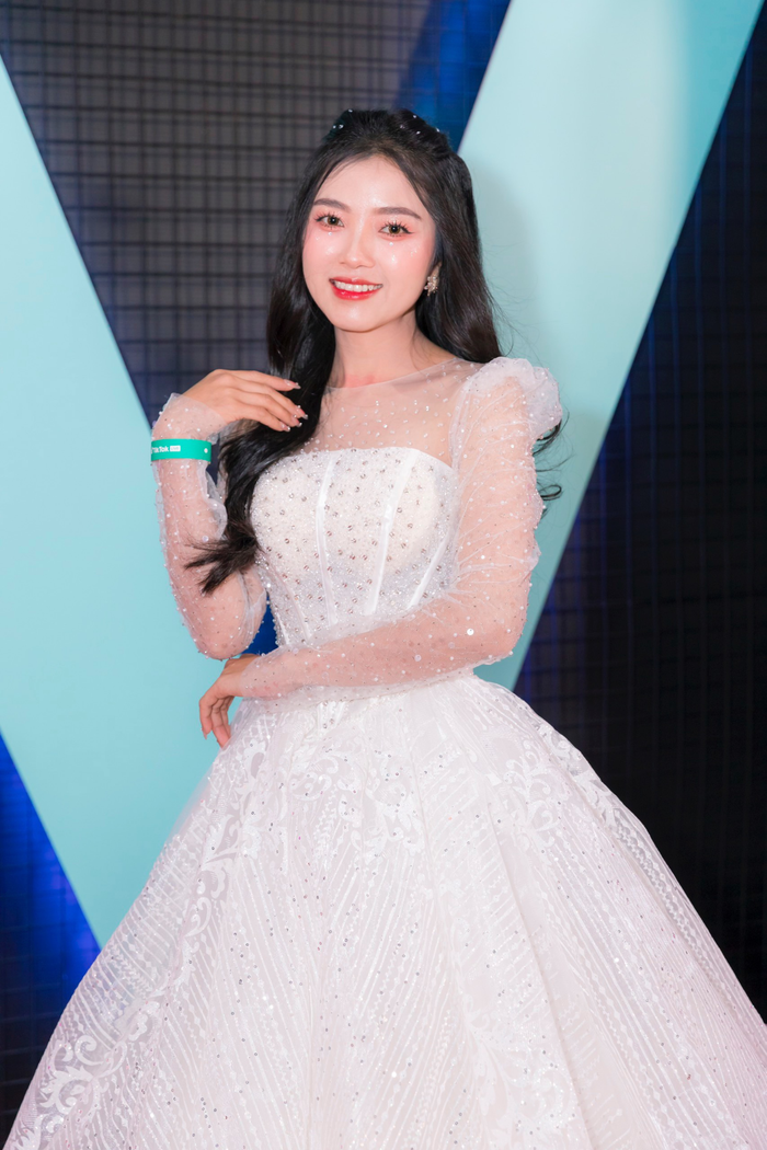 Trên tài khoản có gần nửa triệu người theo dõi, Bang Bang Son Nu chia sẻ những  video ghi lại cuộc sống thường nhật bình yên, giản dị. Bên cạnh đó, chất giọng ngọt ngào, sâu lắng khi hát trong mỗi phiên livestream thu hút người xem cũng là điểm cộng lớn của Bang Bang Son Nu. 