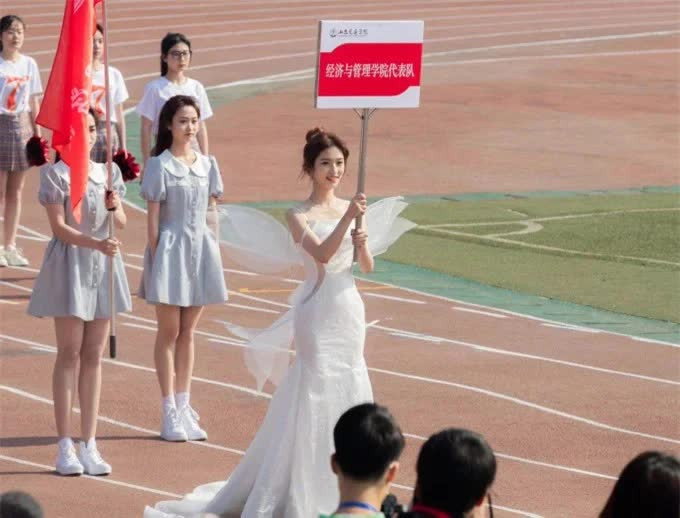 Nhan sắc quá đỗi xinh đẹp của nữ sinh ngay lập tức 'chiếm sóng' MXH