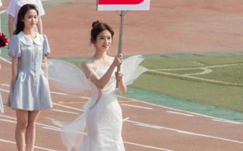 Xuất hiện trên sân vận động ít phút, nữ sinh lập tức chiếm spotlight vì nhan sắc quá đỗi xinh đẹp Ảnh 2