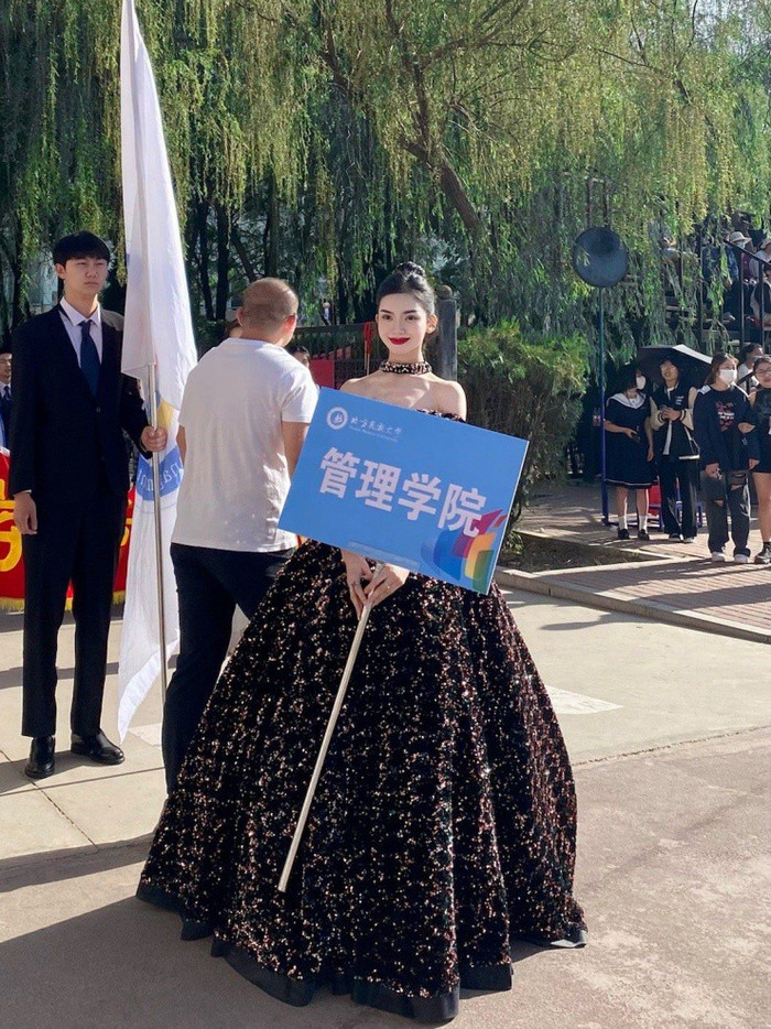 Nhất Lạp Đậu cũng là một trong những nữ sinh nổi tiếng MXH khi xuất hiện ở đại hội thể thao của trường