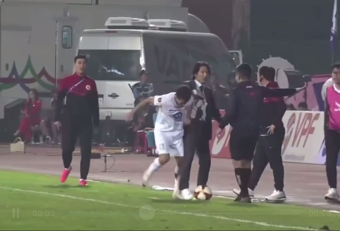 Văn Kiên có hành vi thúc chỏ vào ngực HLV Gong Oh Kyun rất rõ ràng. Ảnh chụp màn hình