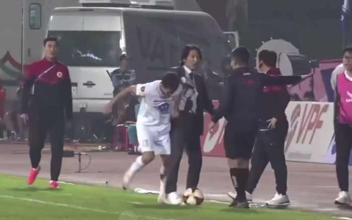 Thấy gì khi Văn Kiên đánh vào ngực HLV Gong Oh Kyun? Ảnh 2