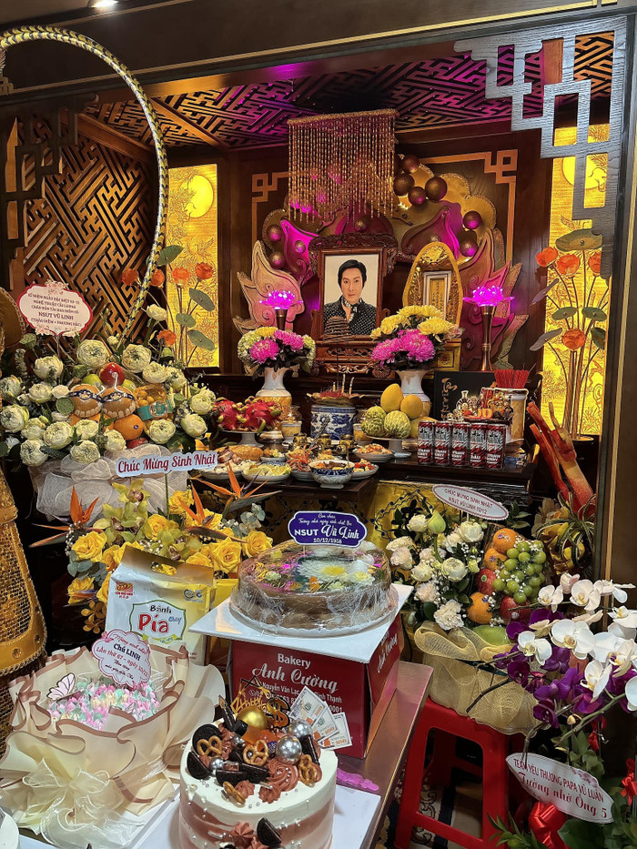 Nhiều khán giả gửi bánh, hoa, quà đến nhân dịp sinh nhật cố NSƯT Vũ Linh.