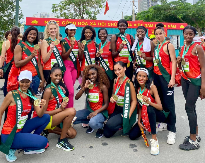 Hình ảnh các đại diện Miss Earth 2023 tham gia hoạt động cuộc thi marathon sáng ngày 10/12. 
