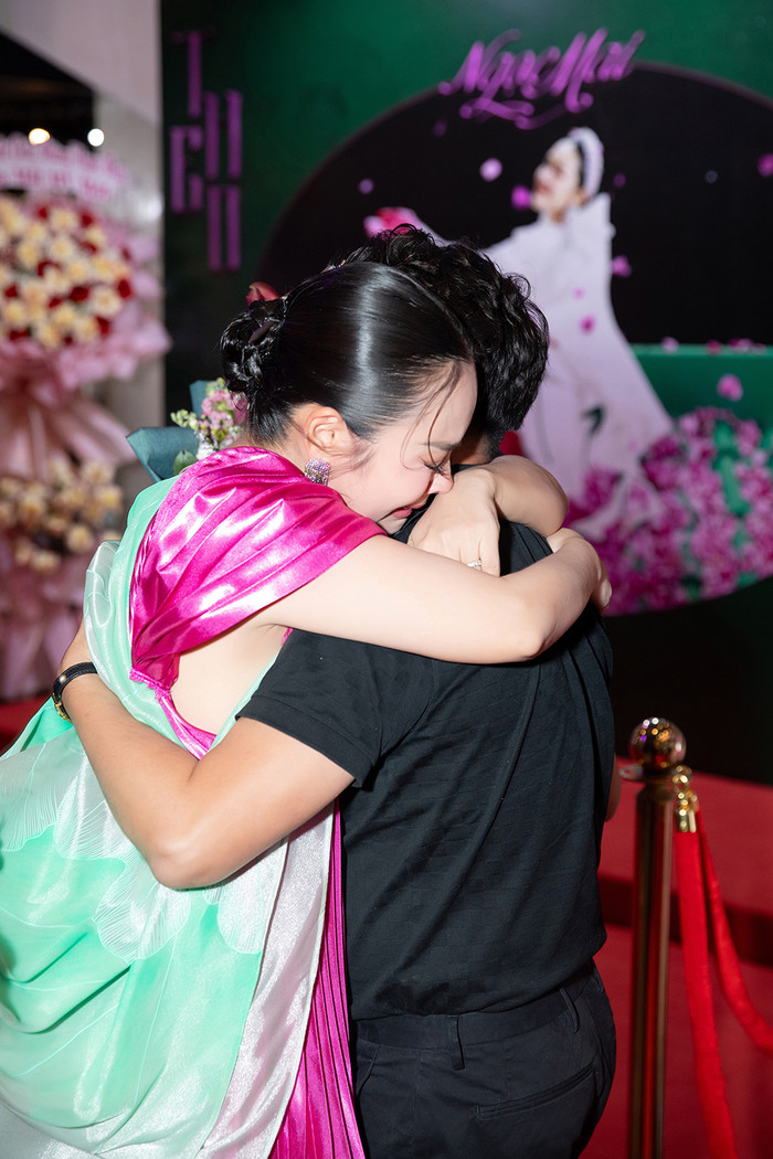 Ca sĩ Ngọc Mai nhiều lần bật khóc trong ngày vui.