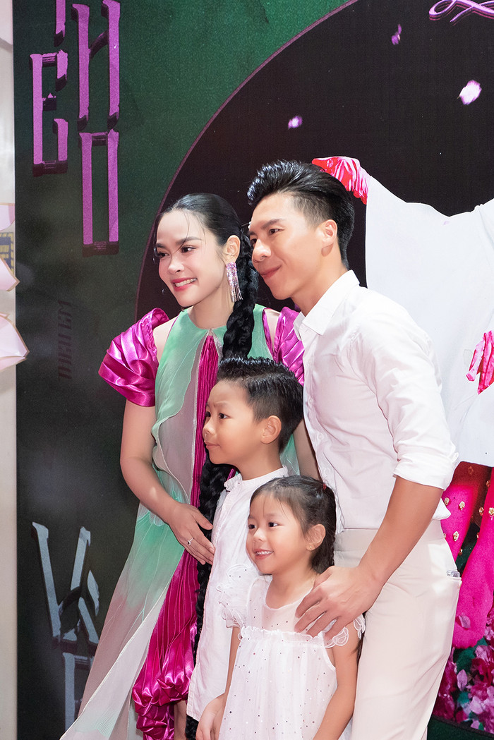 Quốc Nghiệp đưa các con đến chung vui với bà xã Ngọc Mai.