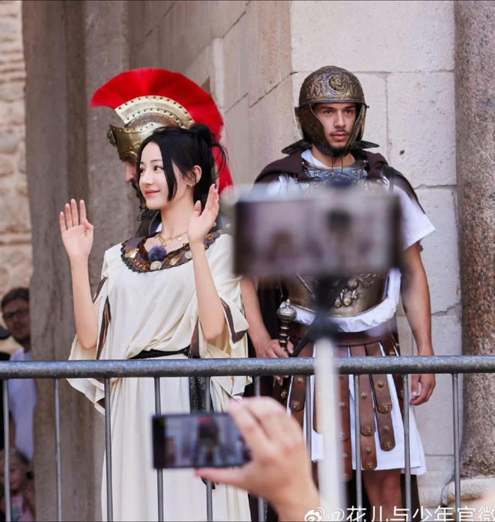 Nhan sắc nổi bật của Địch Lệ Nhiệt Ba trong đám đông