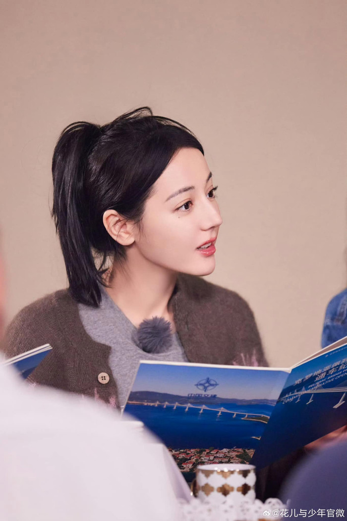 Địch Lệ Nhiệt Ba vẫn đẹp dù không trang điểm cầu kỳ