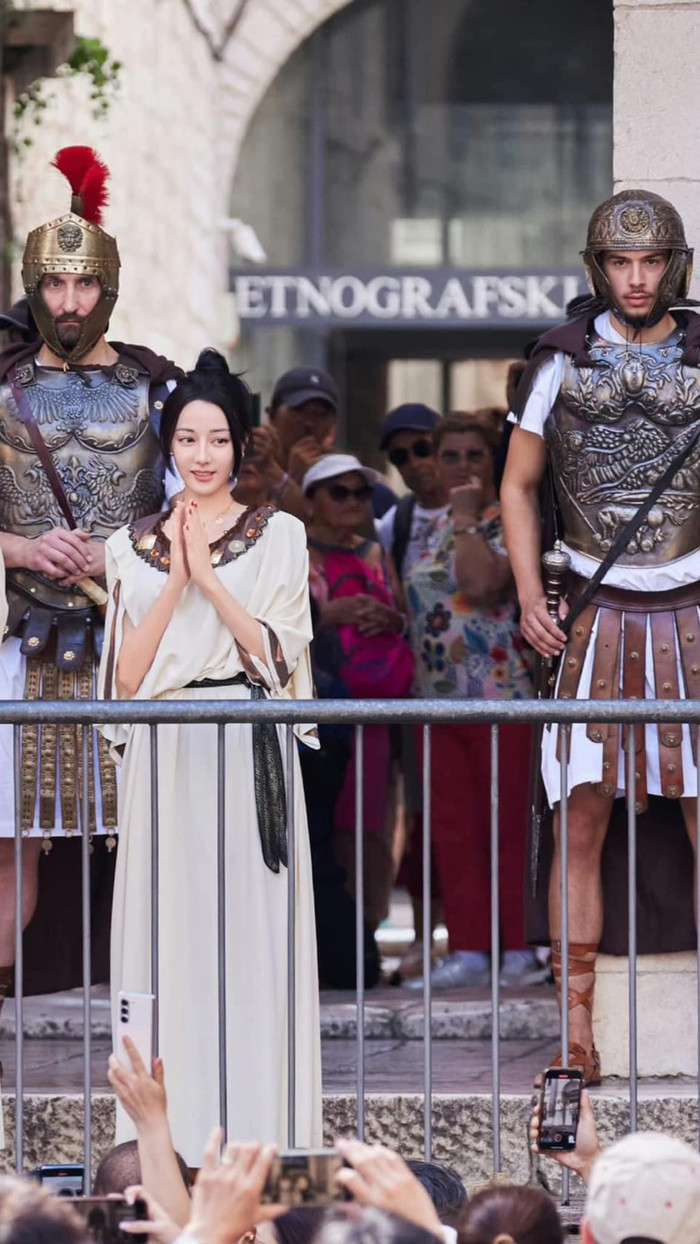 Địch Lệ Nhiệt Ba được chọn để trở thành vương hậu