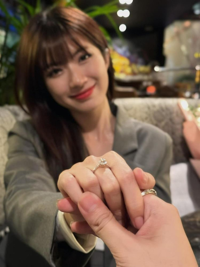 Trước đó, Ngọc Huyền từng khoe nhẫn được cầu hôn.