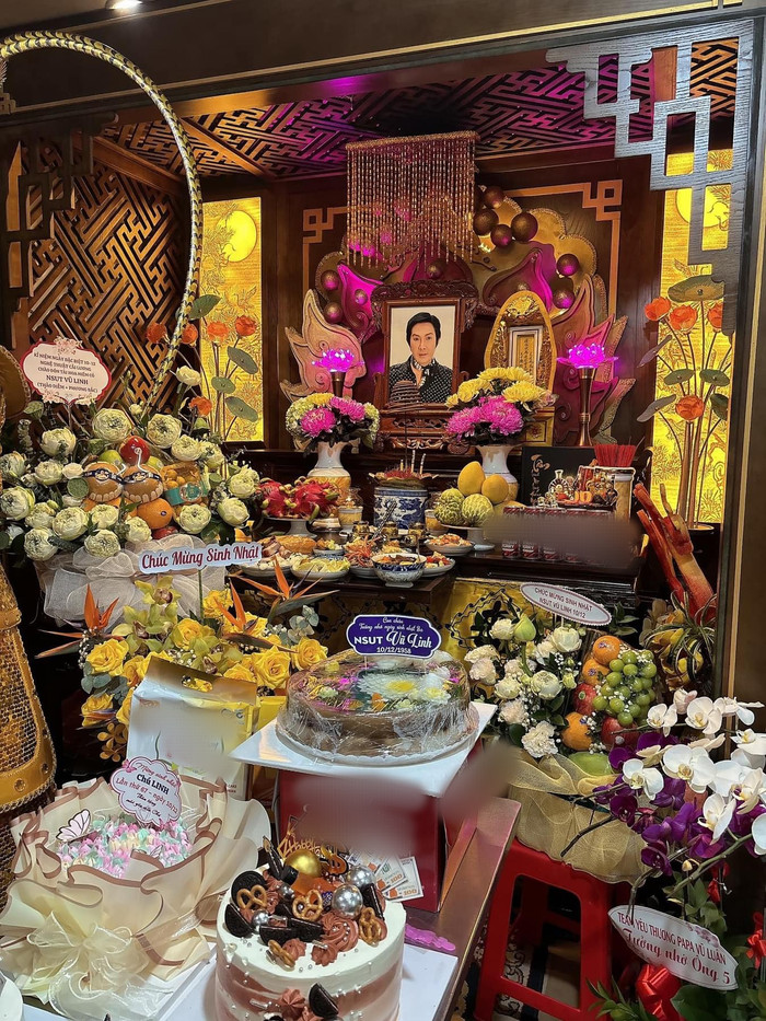  Hồng Loan - con gái NSƯT Vũ Linh đăng tải khoảnh khắc ấm áp trong ngày sinh nhật ba tràn ngập bánh và hoa.