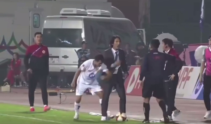 Cái thúc chỏ của Văn Kiên vào ngực HLV Gong Oh Kyun diễn ra ngay trước mặt trọng tài thứ tư. Ảnh chụp màn hình