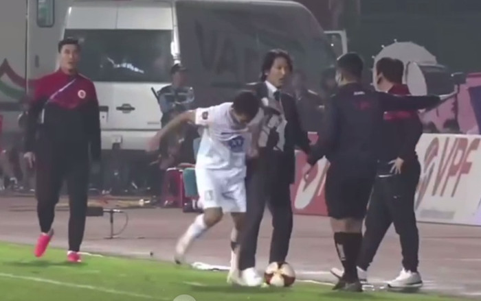 Đằng sau cái thúc chỏ của Văn Kiên vào ngực HLV Gong Oh Kyun Ảnh 2