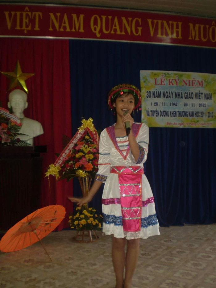 Hình ảnh của Á hậu Kiều Loan khi biểu diễn ở trường học cách đây hơn 10 năm về trước