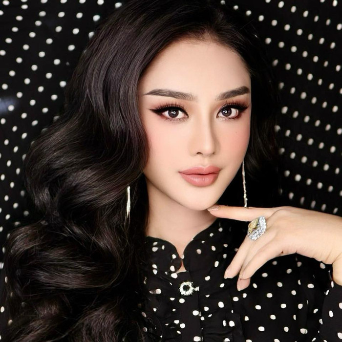 Người đẹp chuyển giới khoe nhan sắc trẻ trung ở tuổi 45.