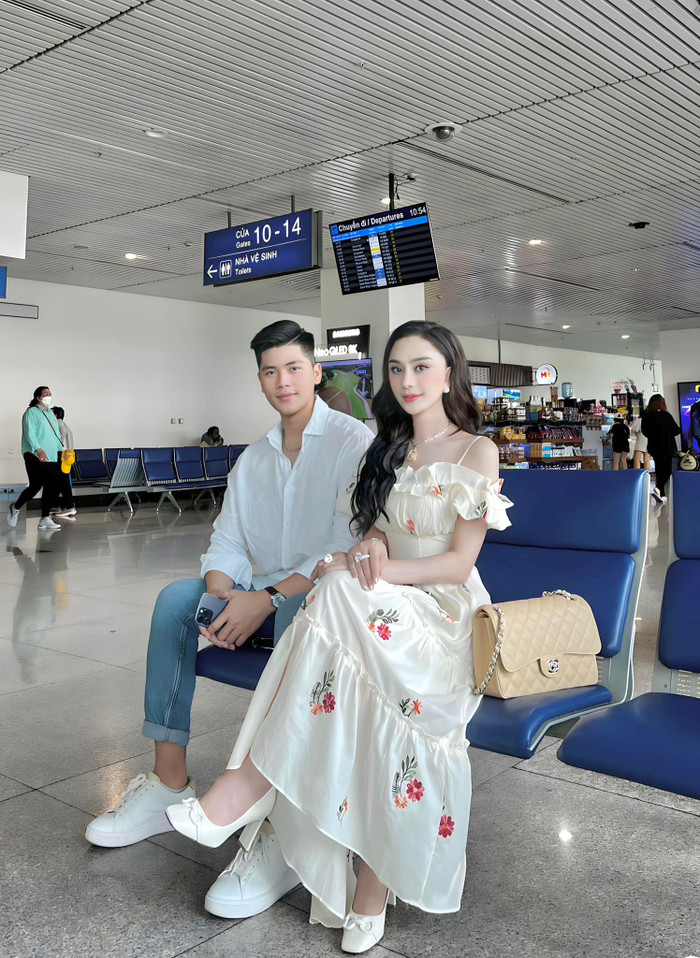 Lâm Khánh Chi thường xuyên khoe ảnh đi du lịch, ăn uống thân mật với trợ lý kém 21 tuổi.
