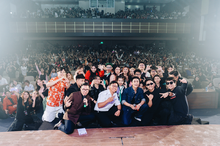 Bất ngờ xuất hiện tại trường Đại học, MONO khiến các bạn sinh viên vỡ òa Ảnh 4