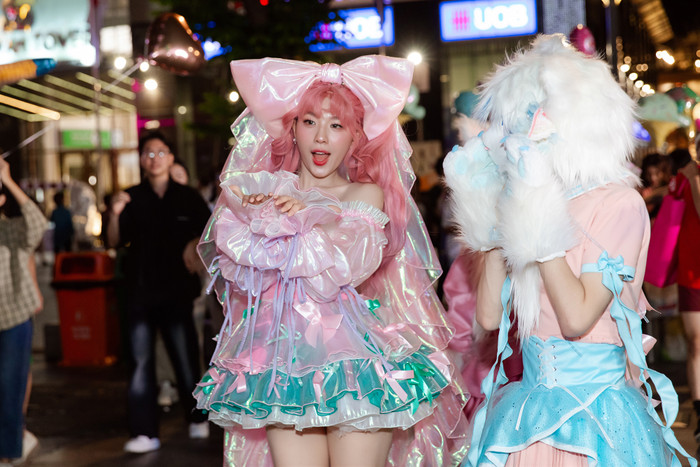 Lamoon Diễm Hằng náo động phố đi bộ, quyết định thực hiện MV trong thời gian ngắn. 