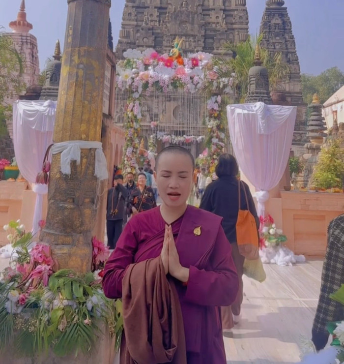 &nbsp;Cô Xuyến Hoàng Yến đã cắt phăng mái tóc dài xuất gia gieo duyên.&nbsp;