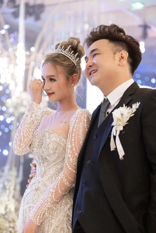 Hotgirl 21 tuổi cưới chồng lớn hơn 13 tuổi.