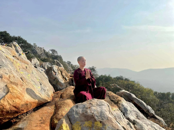 Sau nhiều biến cố, Hoàng Yến dần tìm lại cân bằng và bình yên trong cuộc sống.