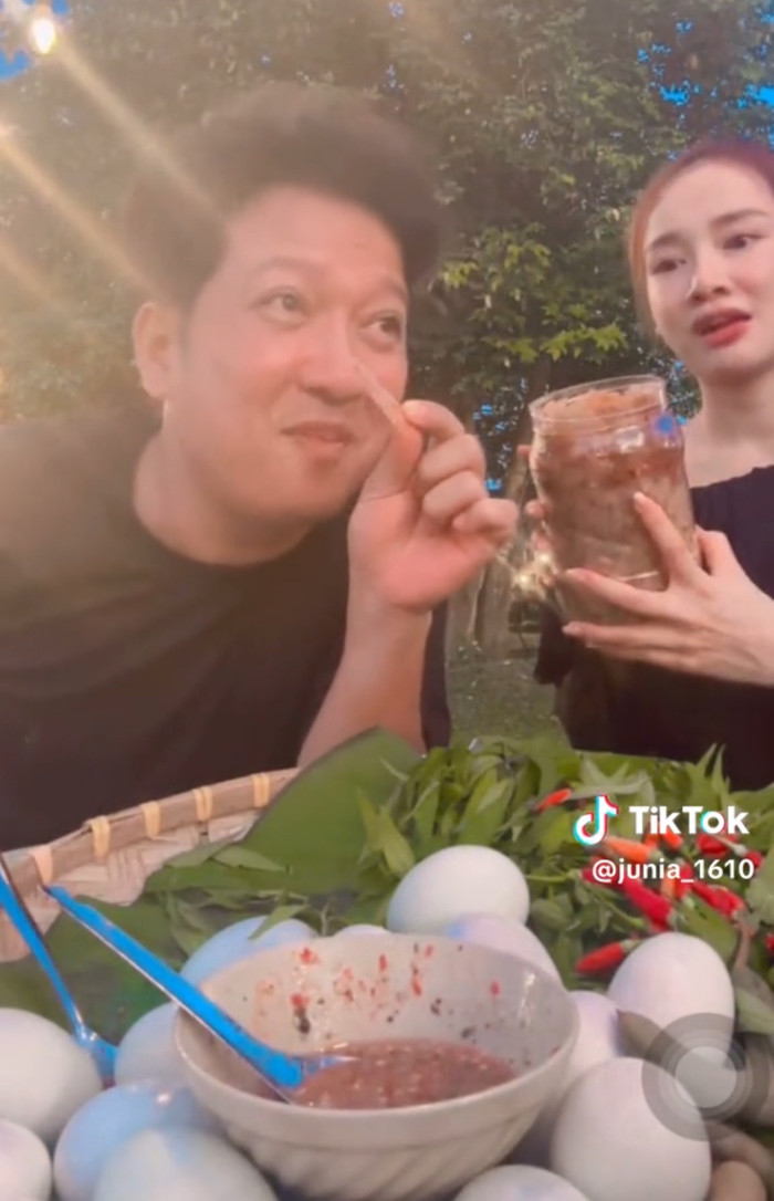 Trường Giang công khai nhắc đến một sao nam Vbiz trước mặt Nhã Phương. 