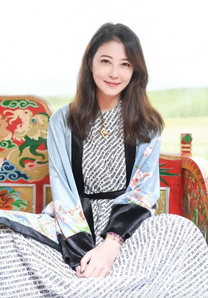 Cô được nhiều khán giả Việt Nam biết đến với vai 'ác nữ' Chu Chỉ Nhược trong Ỷ thiên đồ long ký (bản 1994).