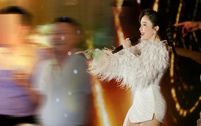 Bảo Thy lâu ngày biểu diễn trên sân khấu, phản ứng của ông xã doanh nhân gây chú ý Ảnh 2