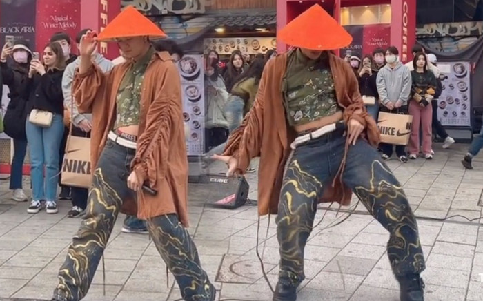 Nam ca sĩ người Việt biểu diễn trên đường phố Hàn Quốc, người dân xung quanh không thể rời mắt Ảnh 2