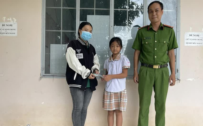 Nhặt được số tiền lớn trên đường đi học về, cô học trò lớp 3 lập tức làm điều này Ảnh 2